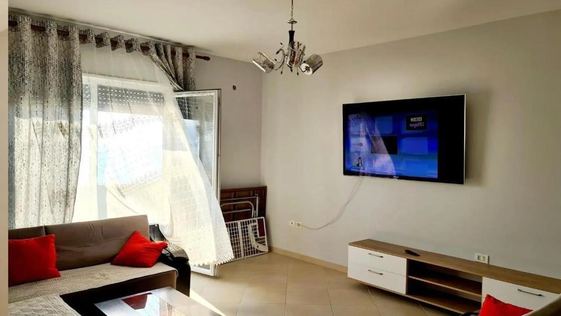 アパート Beautiful 2 Bedroom Flat Vlorë アルバニア